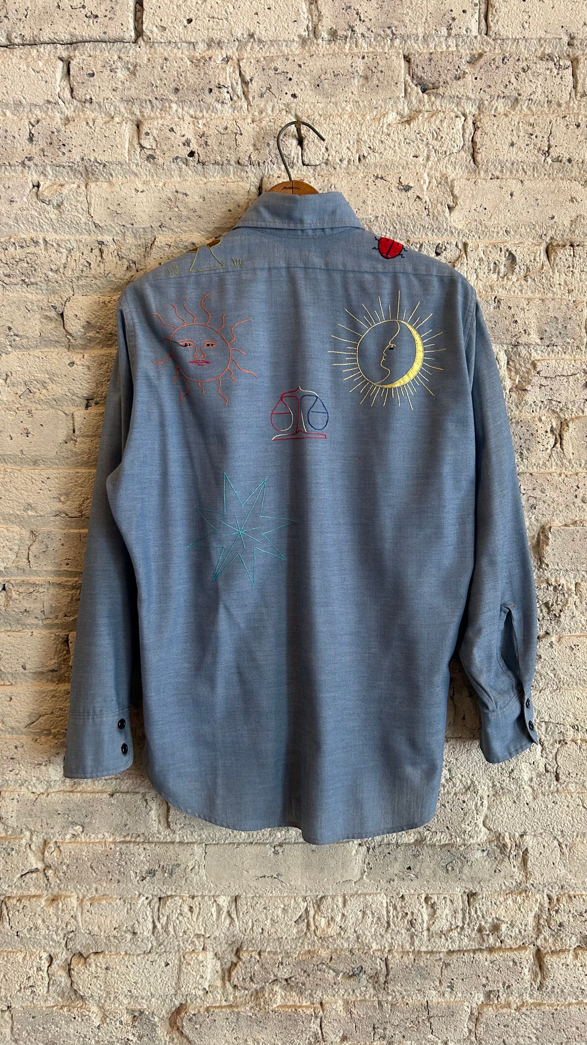 1970's Levi's Hand Embroidered Parrot Chambray Shirt in Light Blue - Image 2