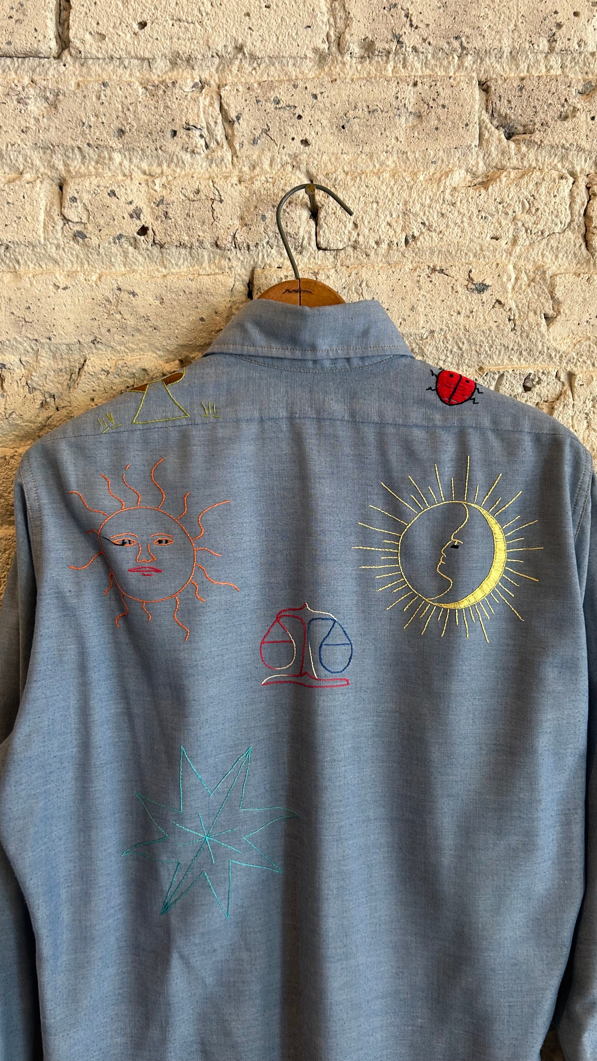 1970's Levi's Hand Embroidered Parrot Chambray Shirt in Light Blue - Image 4