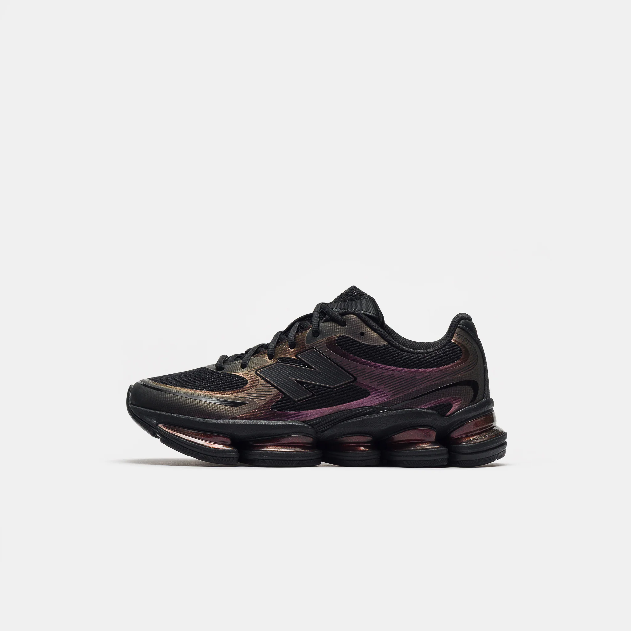 2000 Sneaker in Black/Iridescent