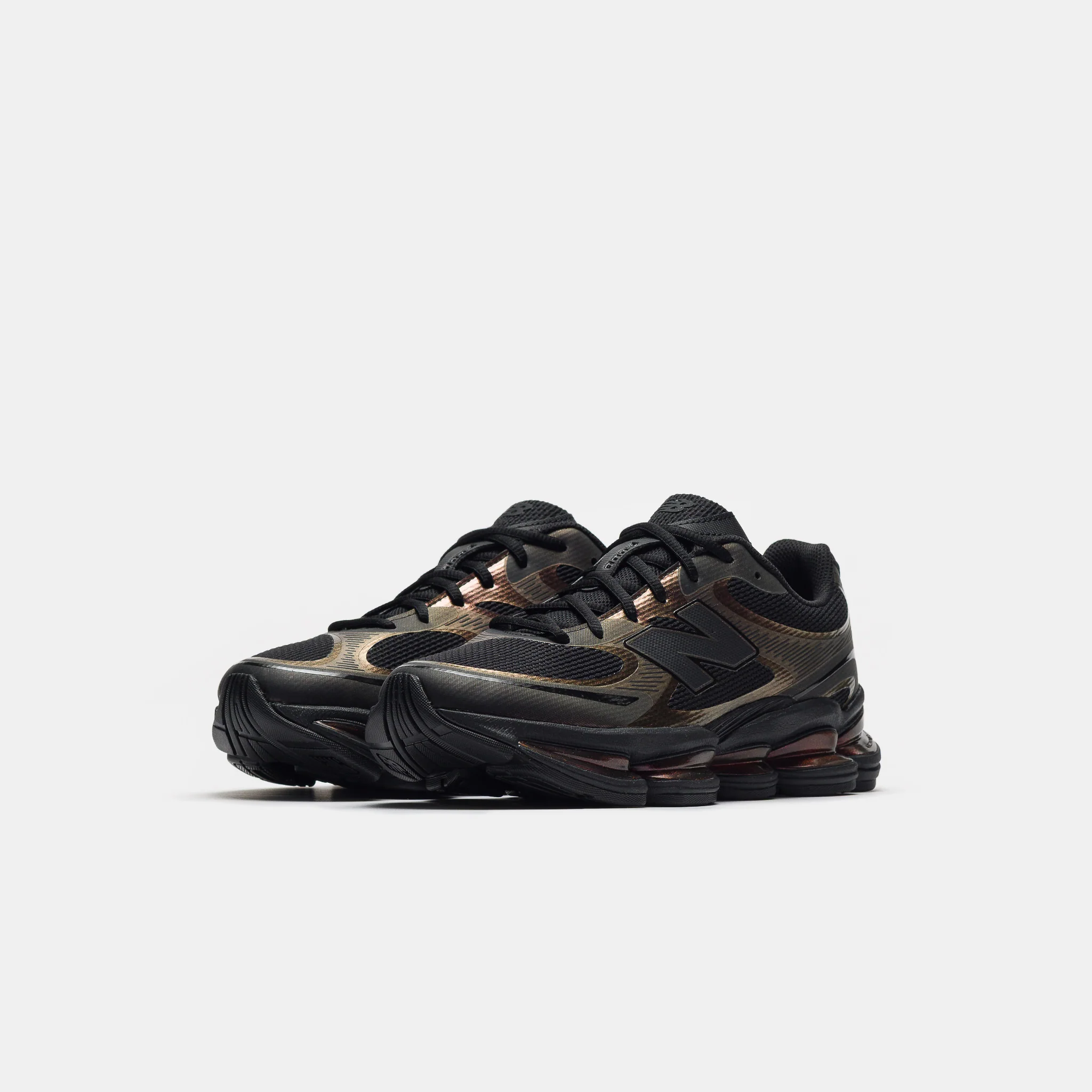 2000 Sneaker in Black/Iridescent - Image 2