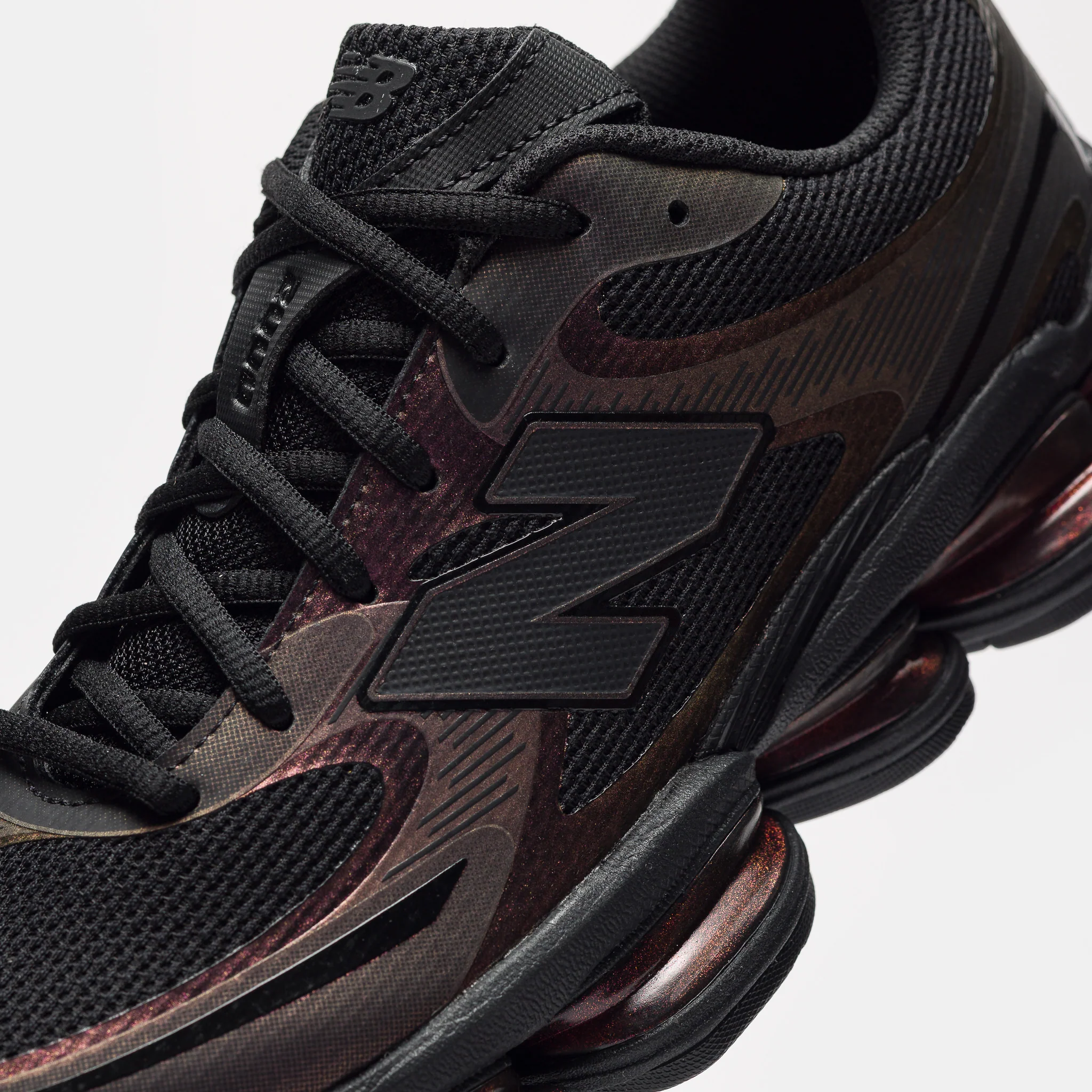 2000 Sneaker in Black/Iridescent - Image 5