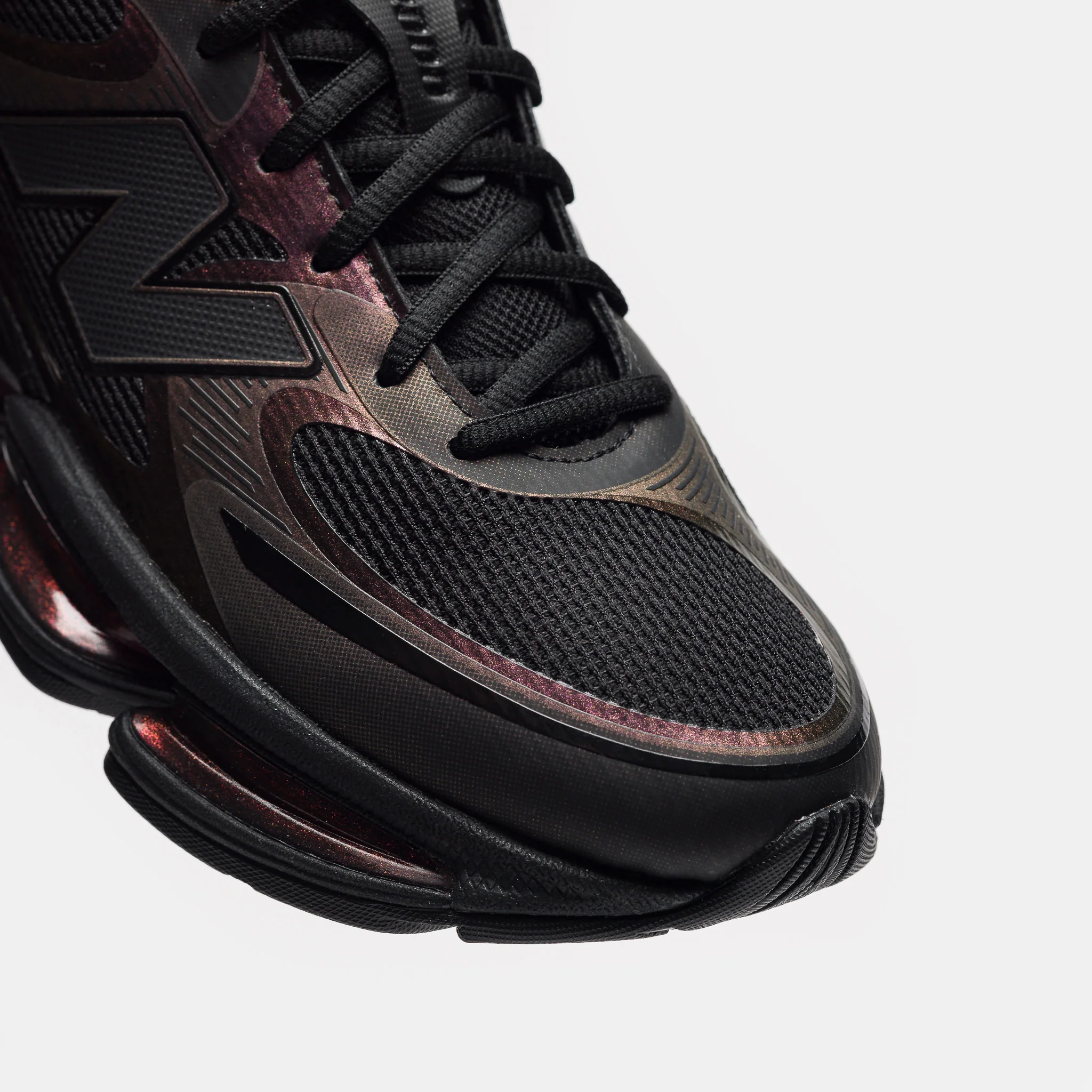 2000 Sneaker in Black/Iridescent - Image 6