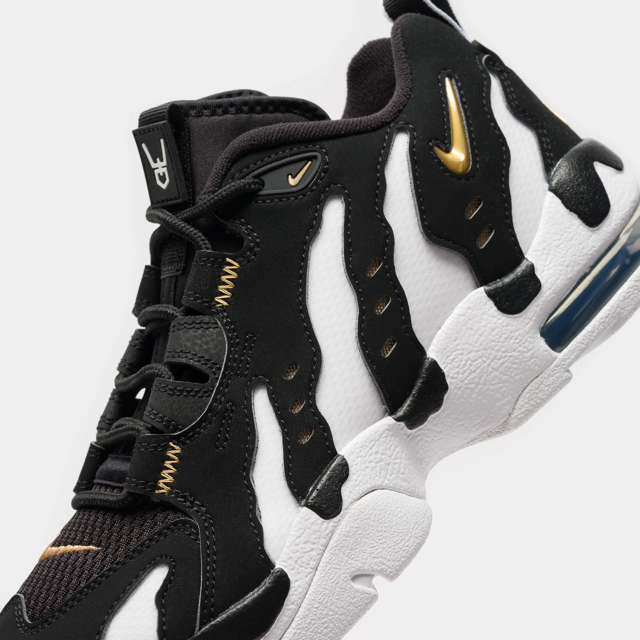Air DT Max '96 Low Sneaker in Black/Metallic Gold/White - Image 6