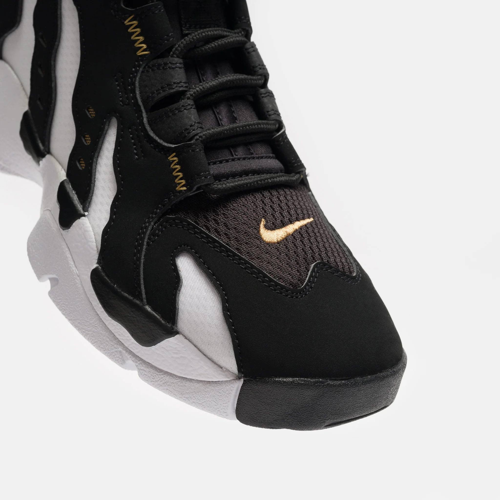 Air DT Max '96 Low Sneaker in Black/Metallic Gold/White - Image 7