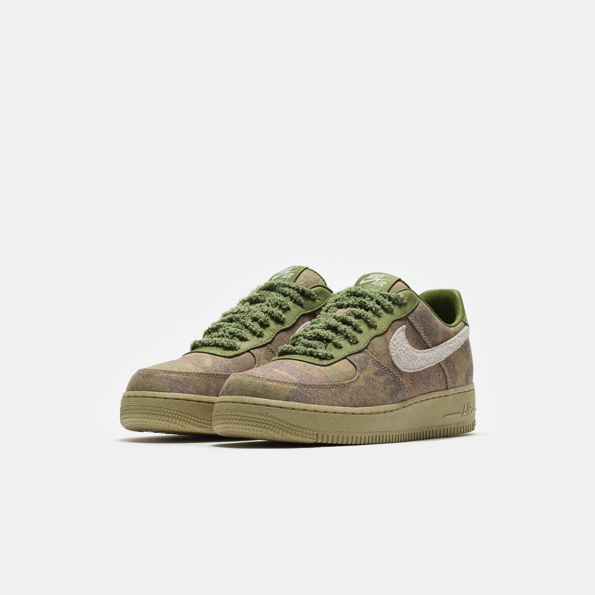 Air Force 1 Low Sneaker in Asparagus/Wheat Grass/Aluminum/Phantom - Image 2