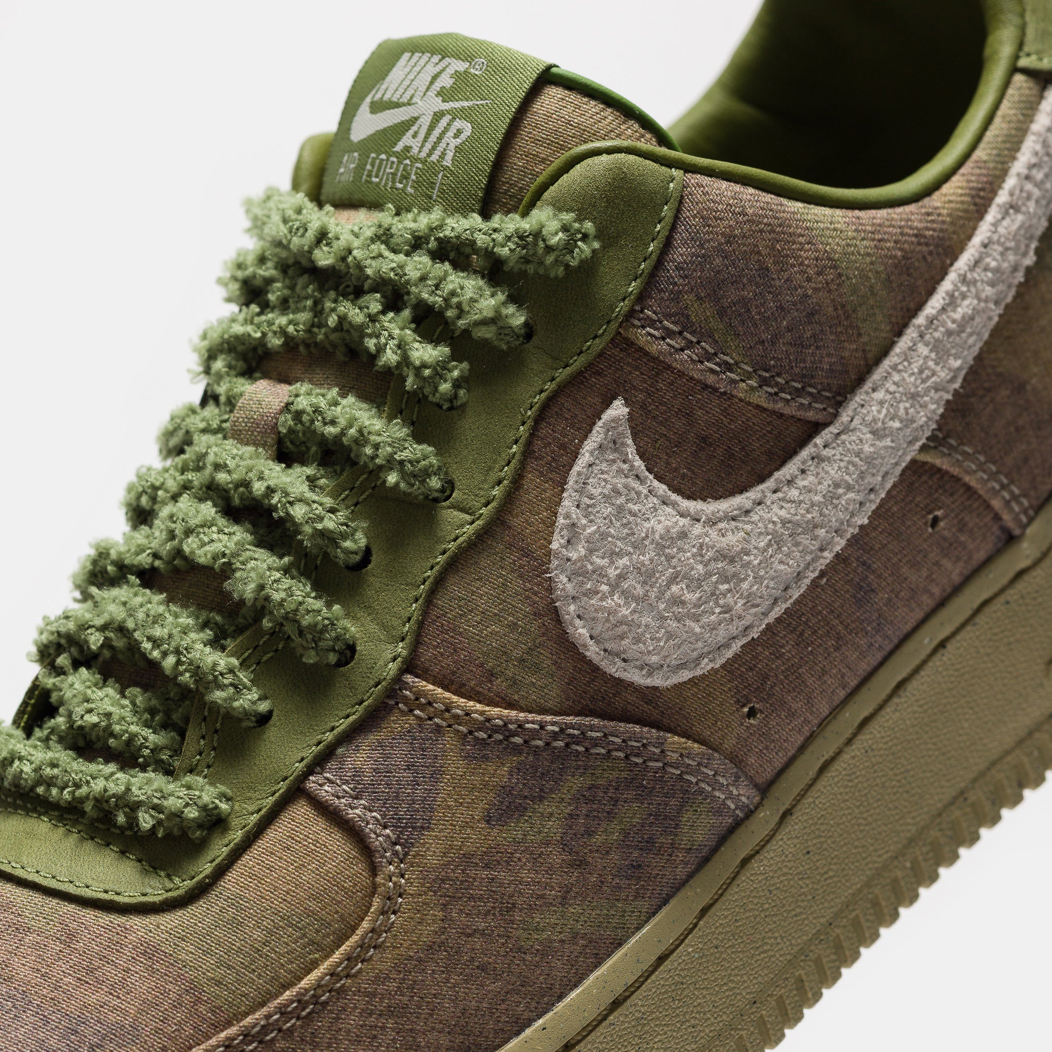 Air Force 1 Low Sneaker in Asparagus/Wheat Grass/Aluminum/Phantom - Image 5