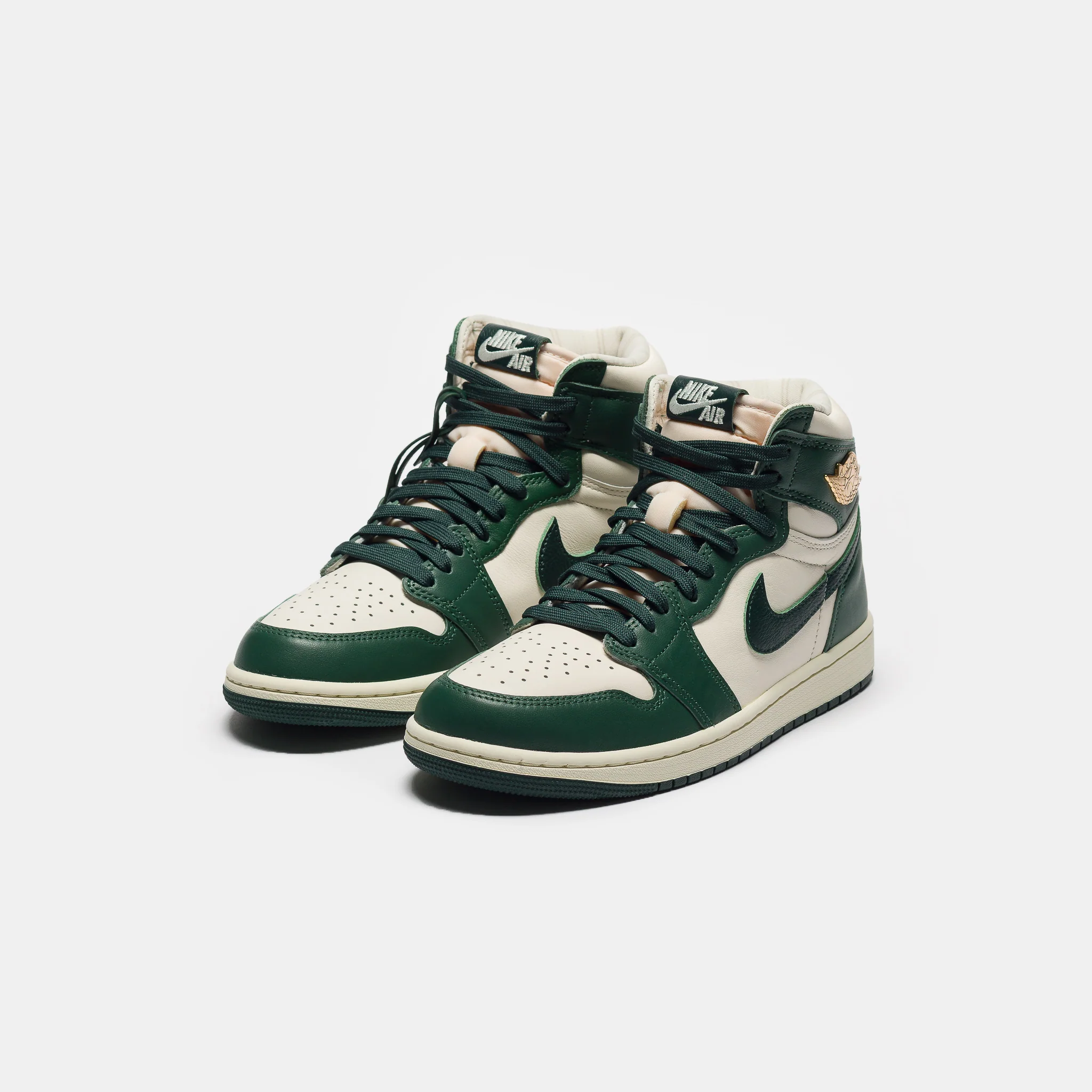 Air Jordan 1 Retro High OG Sneaker in Pale Ivory/Pro Green/Fir/Coconut Milk - Image 3