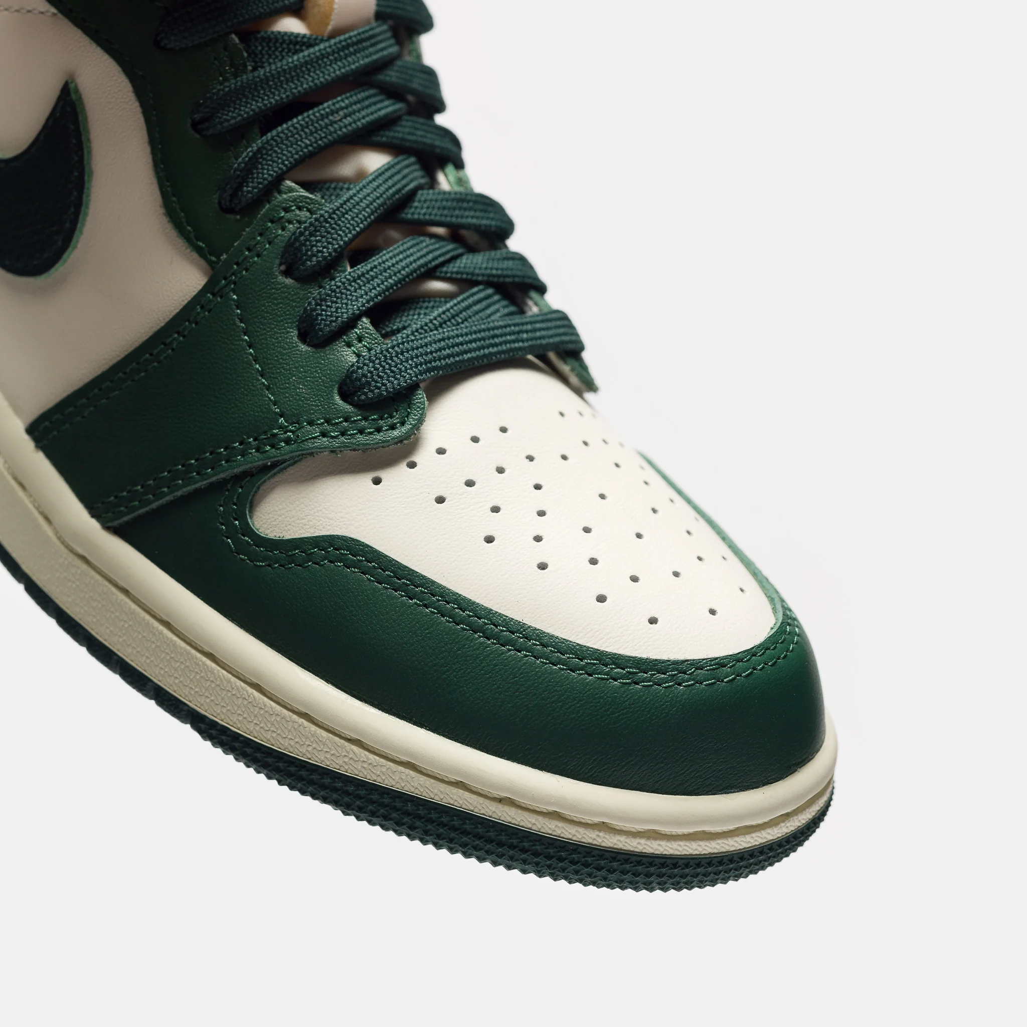 Air Jordan 1 Retro High OG Sneaker in Pale Ivory/Pro Green/Fir/Coconut Milk - Image 7
