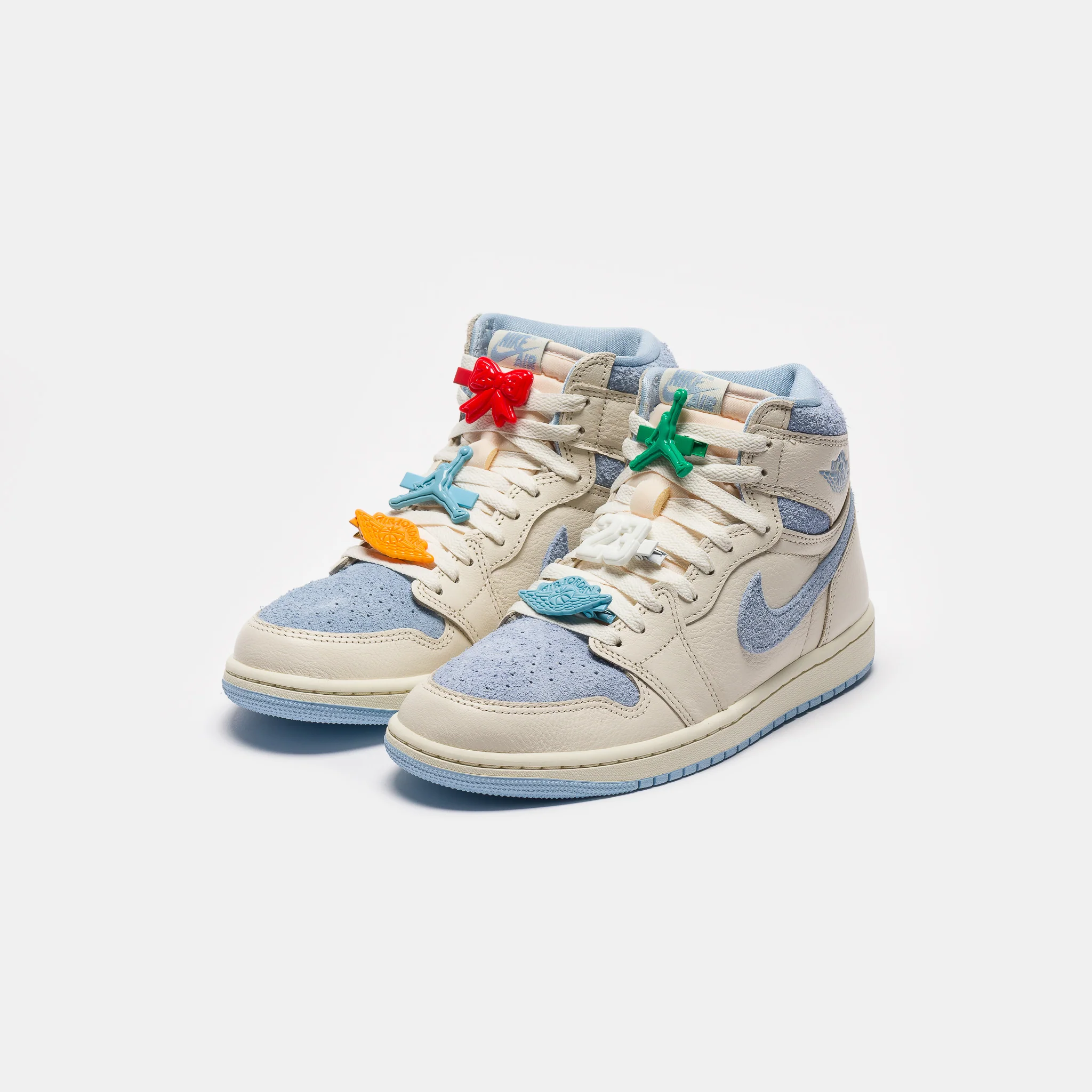 Air Jordan 1 Retro High OG Sneaker in Pale Ivory/Psychic Blue/Coconut Milk - Image 3