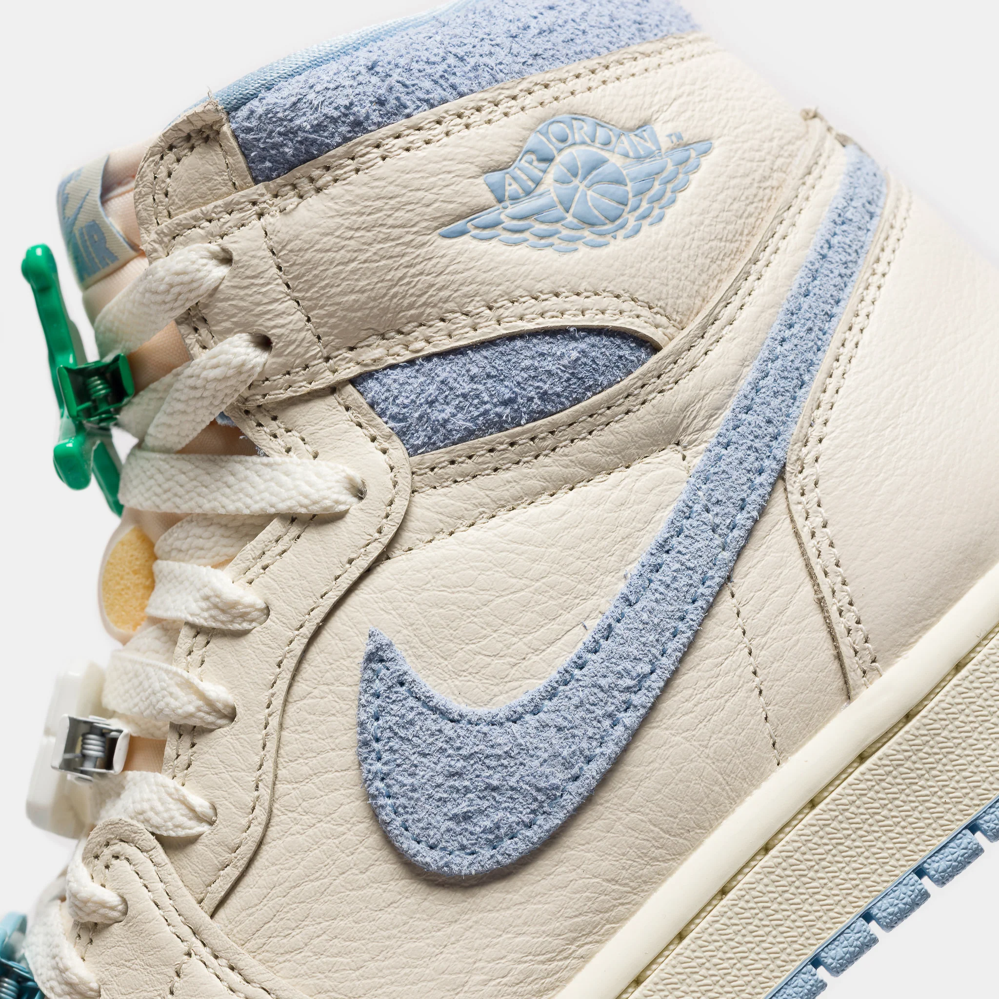 Air Jordan 1 Retro High OG Sneaker in Pale Ivory/Psychic Blue/Coconut Milk - Image 5