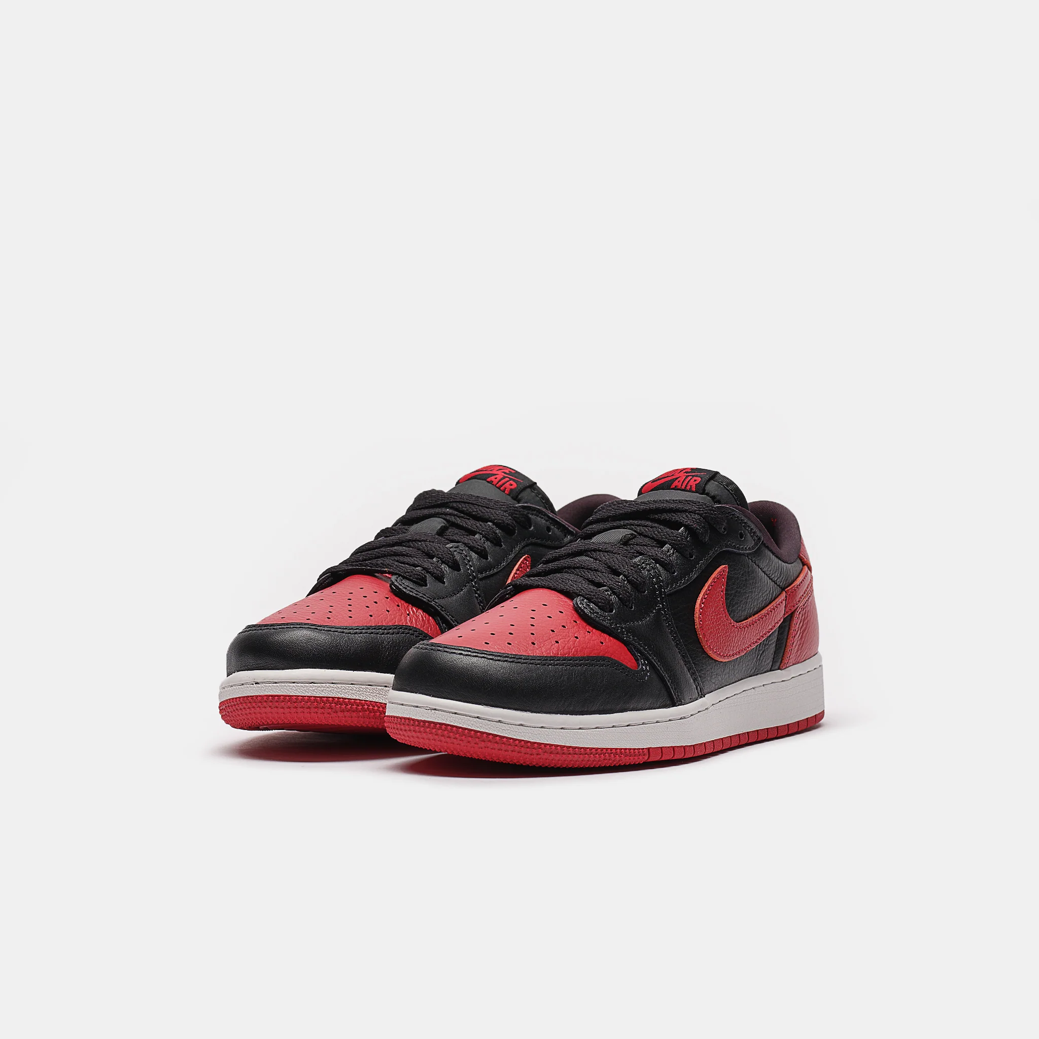 Air Jordan 1 Retro Low OG Big Kids Sneaker in Black/Black/Varsity Red/Summit White - Image 2