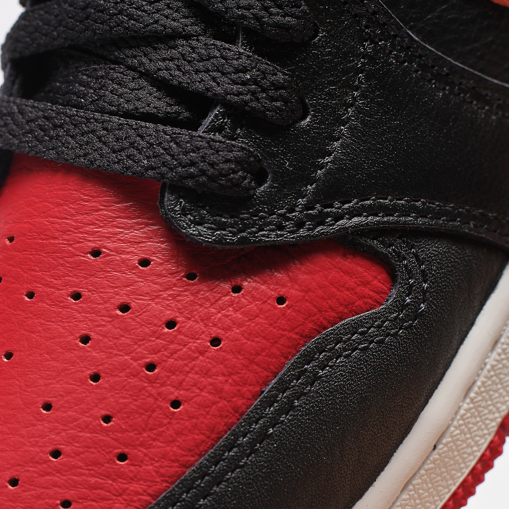 Air Jordan 1 Retro Low OG Big Kids Sneaker in Black/Black/Varsity Red/Summit White - Image 5
