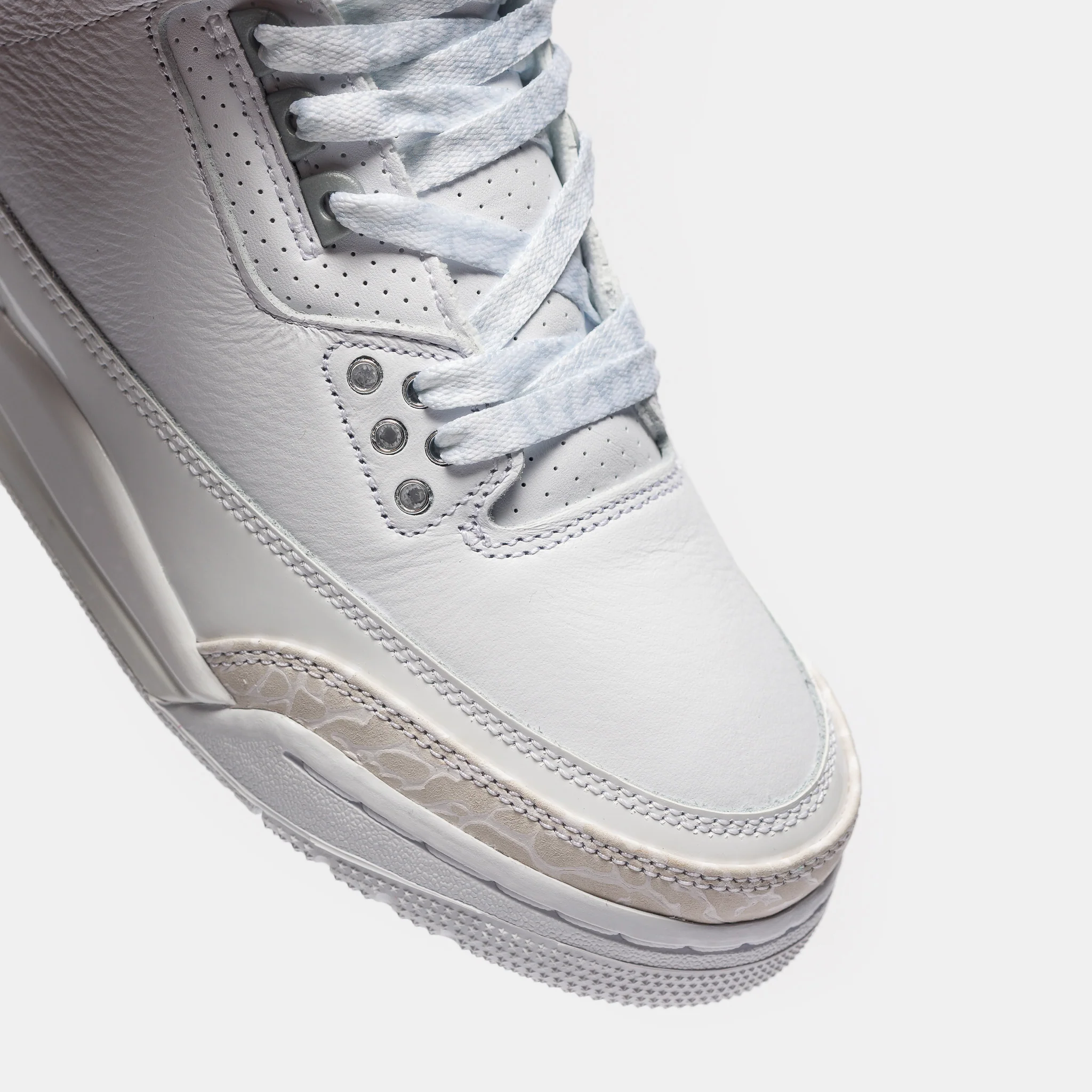 Air Jordan 3 Retro Grade School Sneaker in White/Metallic Silver/White - Image 7