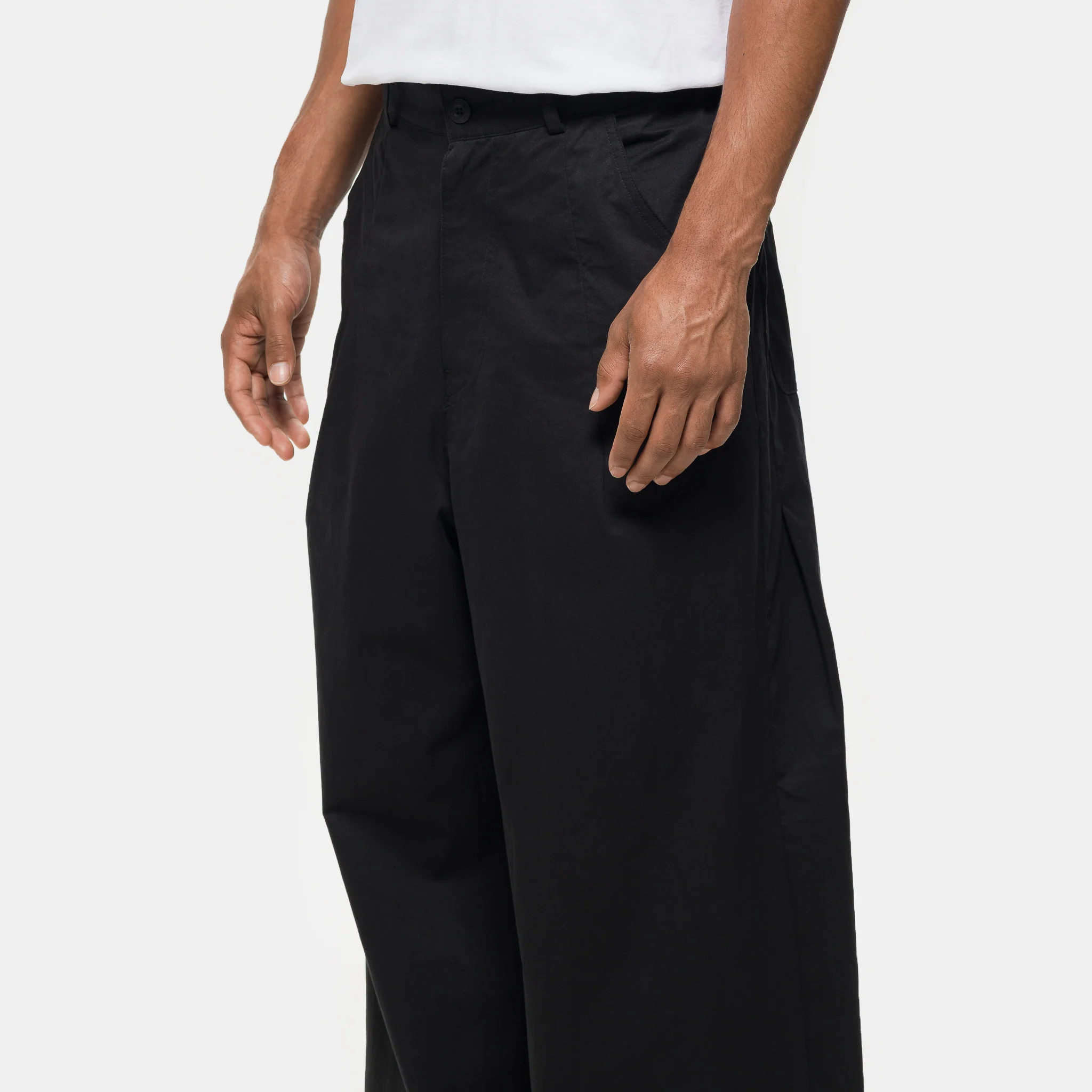 Back-Pleat Cotton Trouser in Black - Image 4