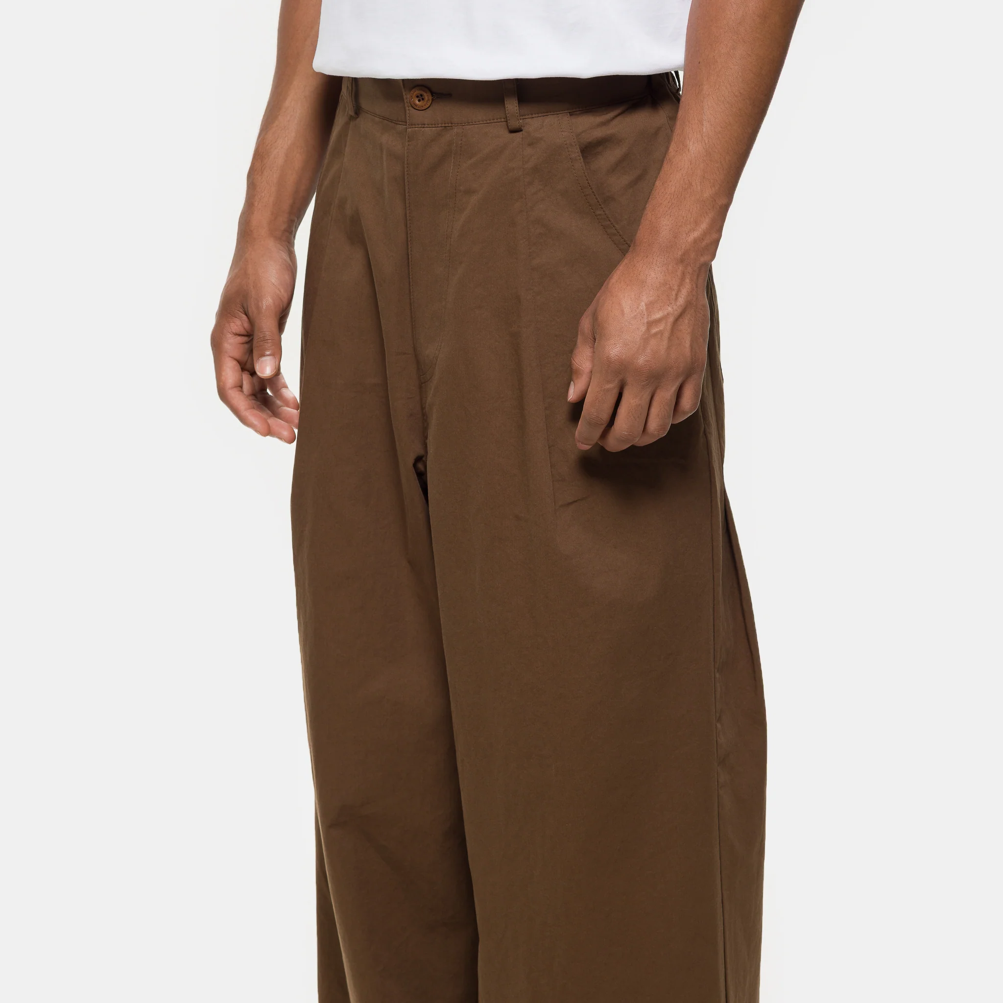 Back-Pleat Cotton Trouser in Brown - Image 4