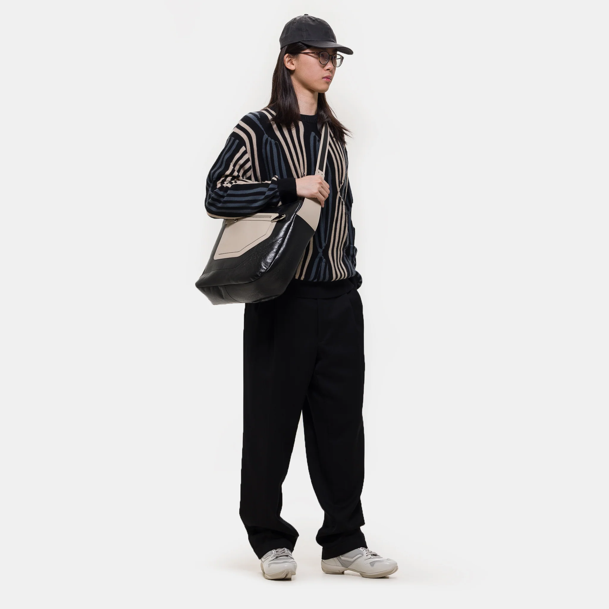 Deultum Leather Bag in Black/Beige - Image 5