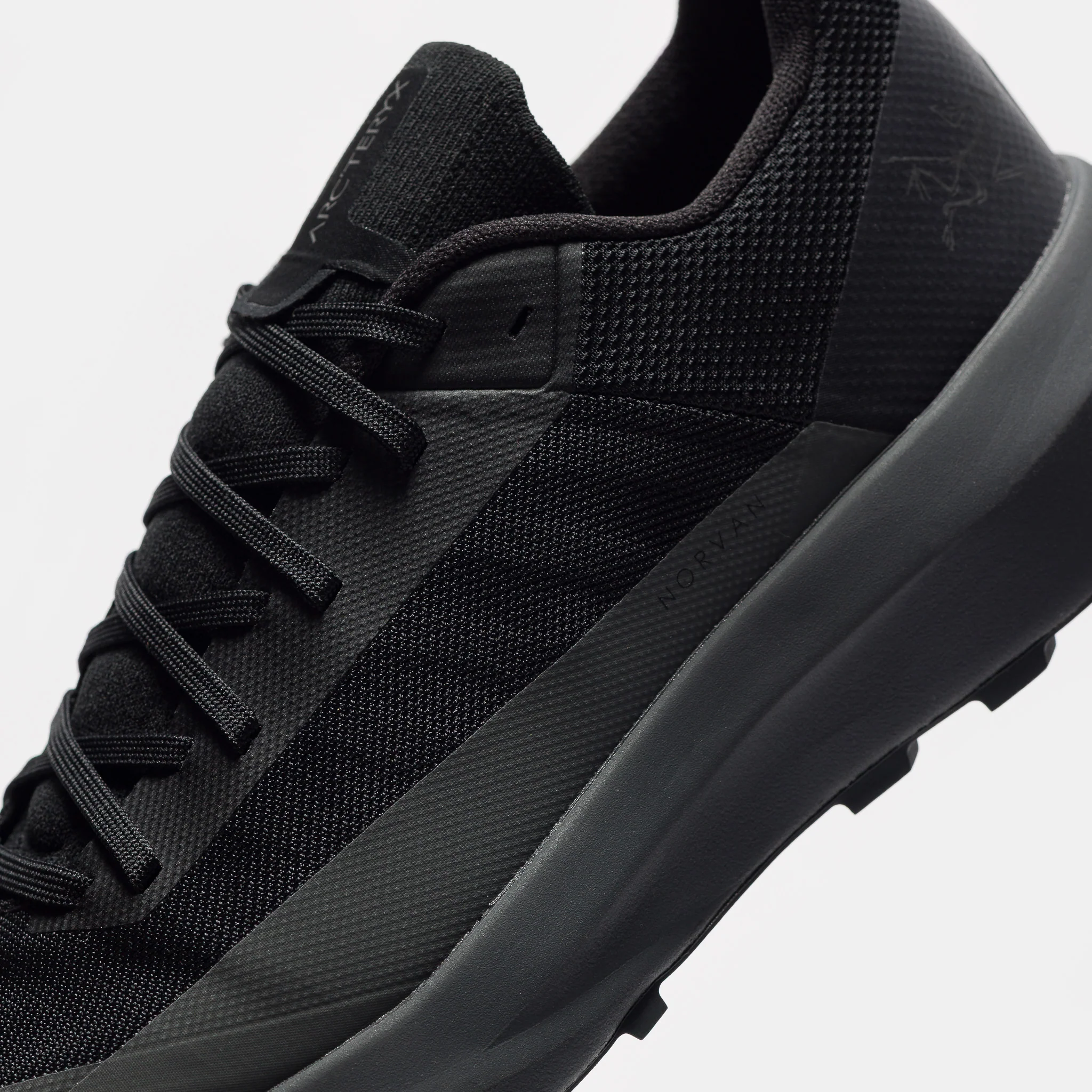 Norvan LD 4 Sneaker in Black/Graphite - Image 5
