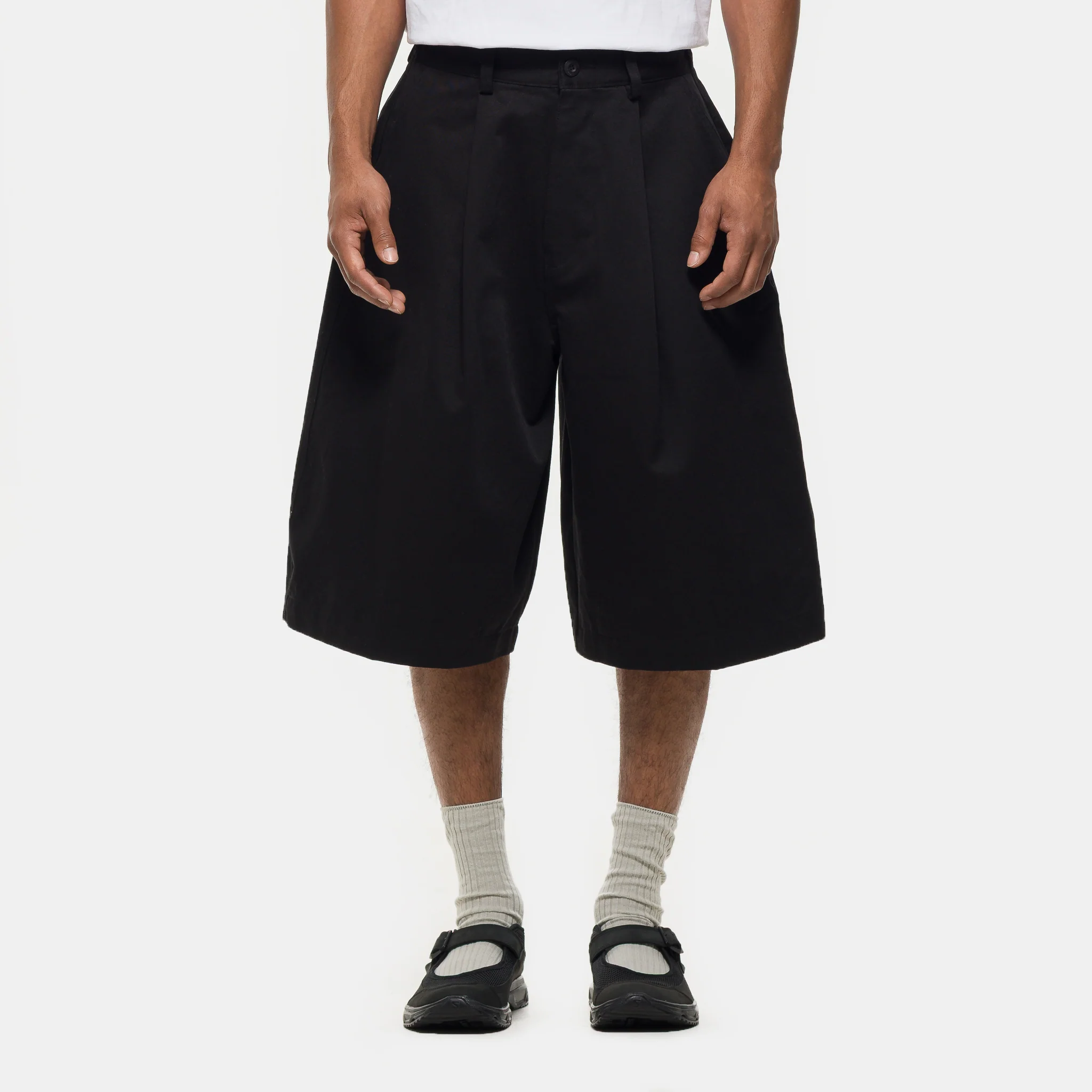 Pintuck Wide Short in Black