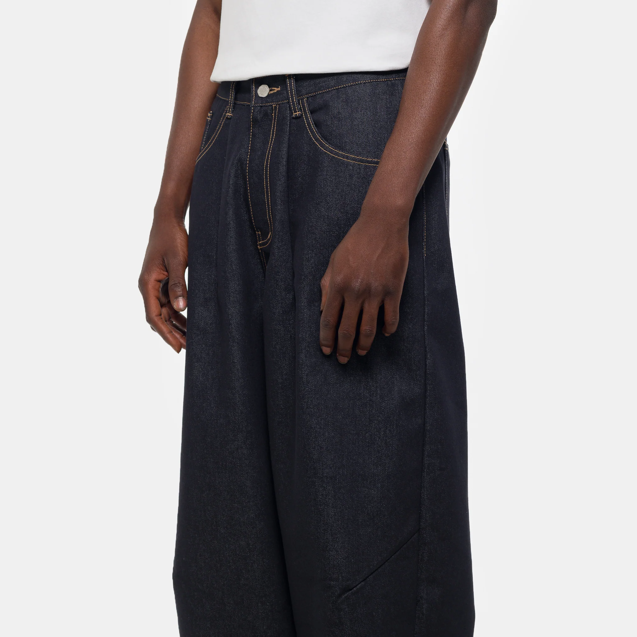 Raw Denim Balloon Jean in Indigo - Image 4