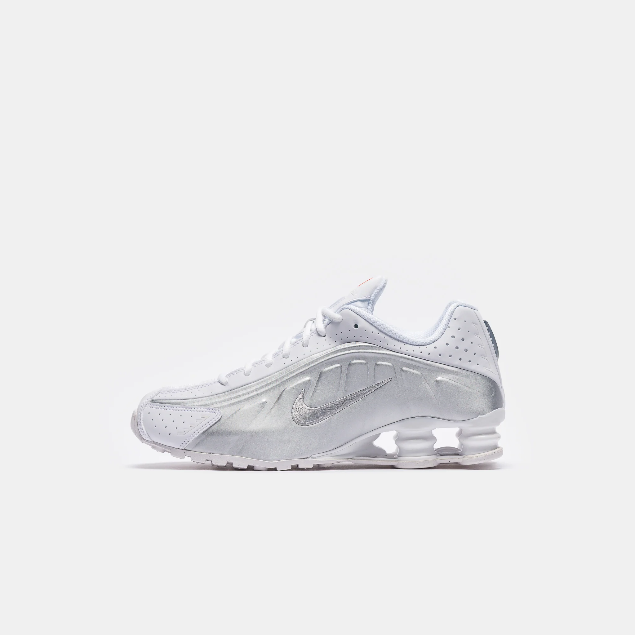 Shox R4 Sneaker in White/Metallic Silver/White
