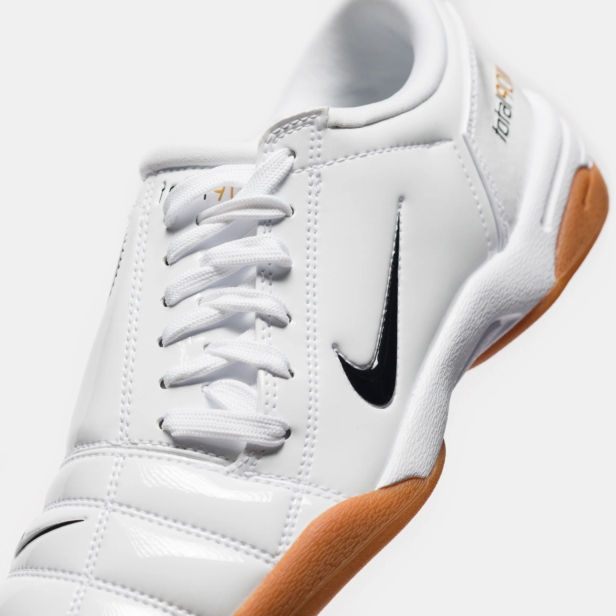 Total 90 Sneaker in White/Black/White/Metallic Gold - Image 5