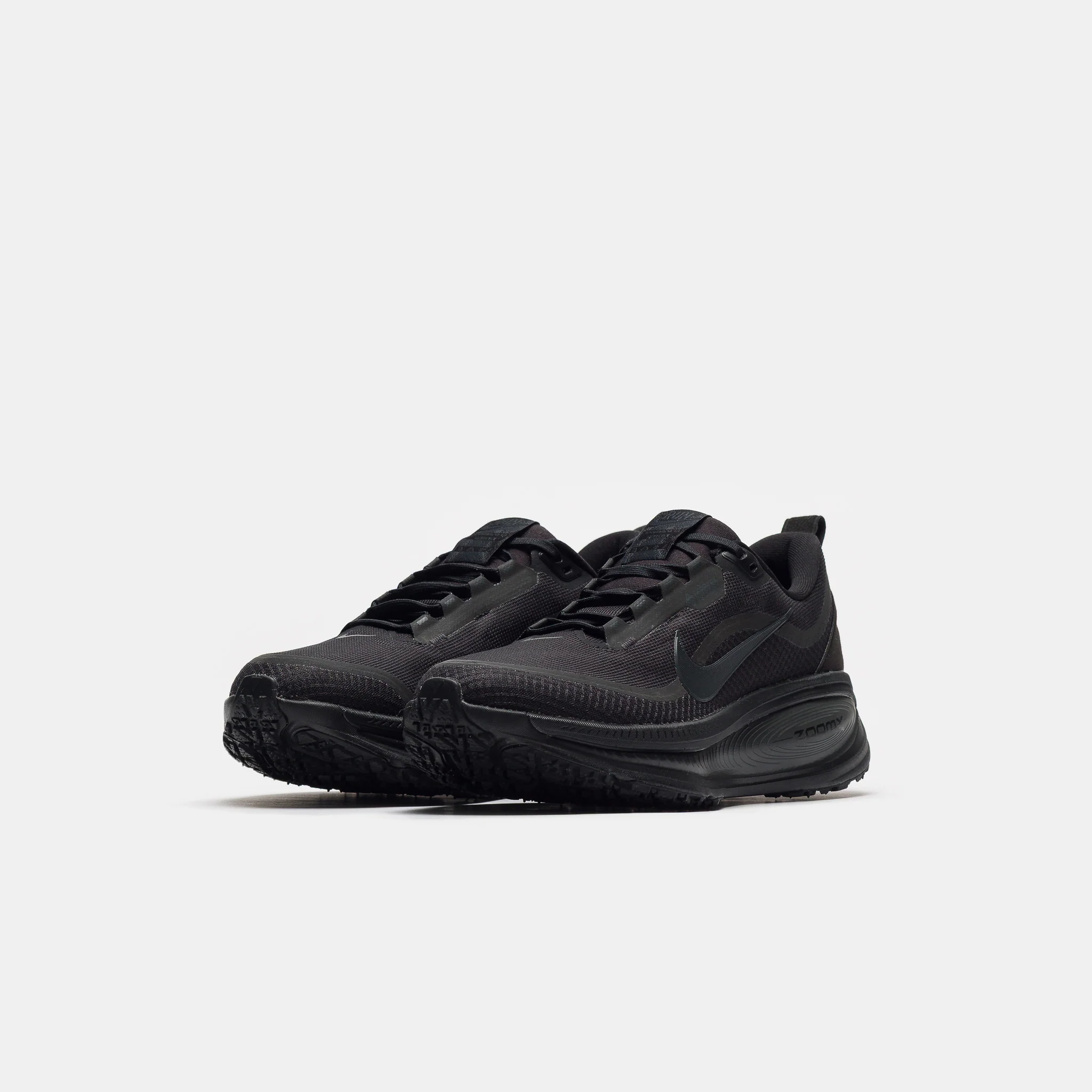 Vomero 18 Gore-Tex Sneaker in Black/Anthracite - Image 2