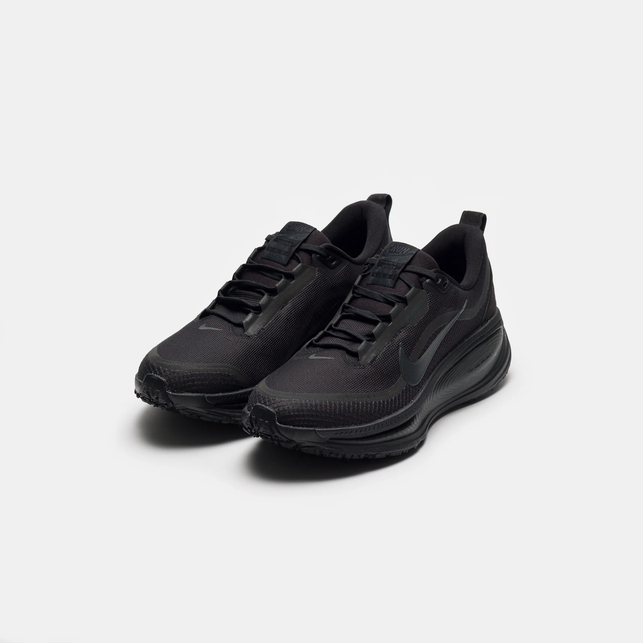 Vomero 18 Gore-Tex Sneaker in Black/Anthracite - Image 3