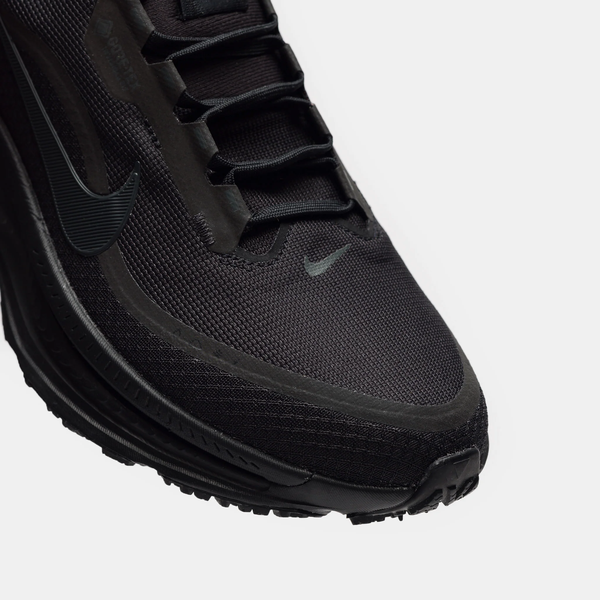 Vomero 18 Gore-Tex Sneaker in Black/Anthracite - Image 6