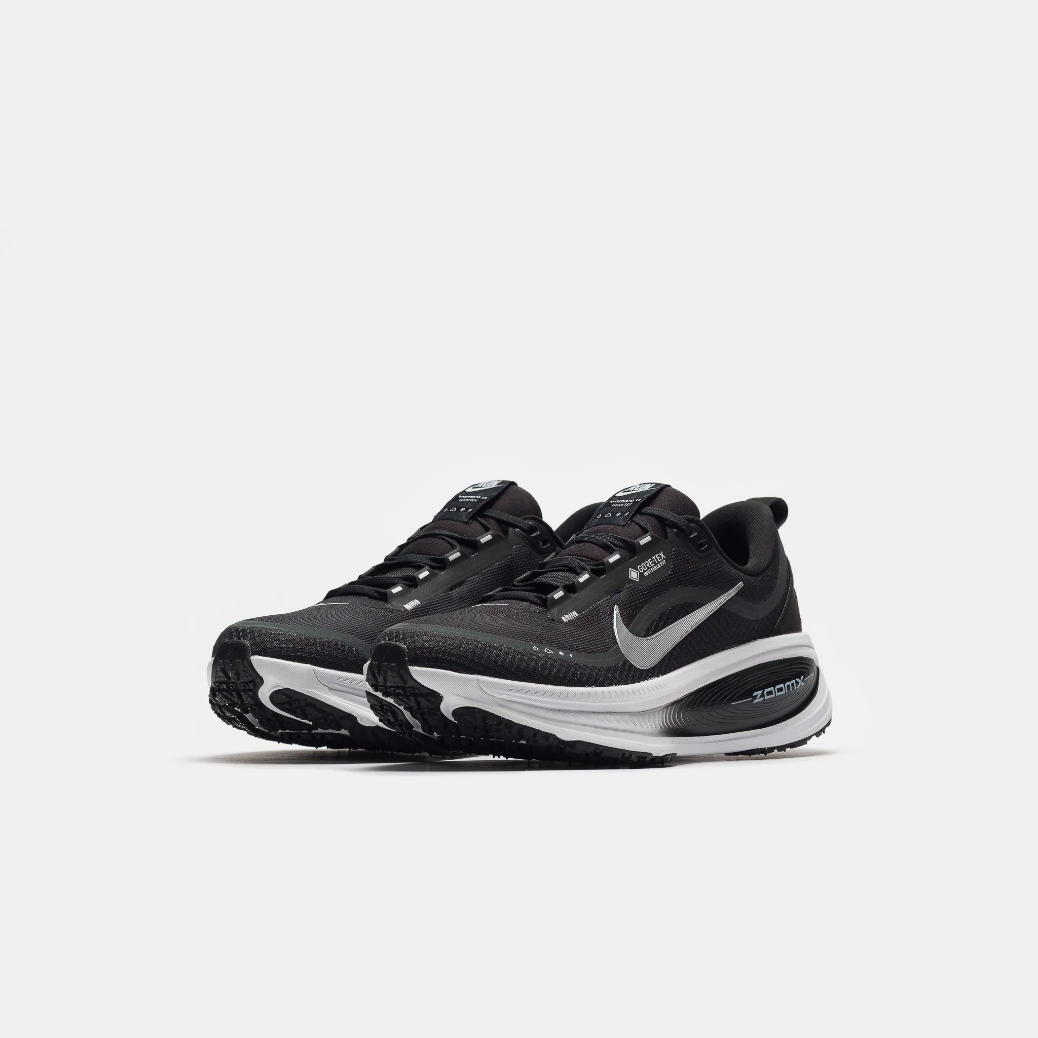 Vomero 18 Gore-Tex Sneaker in Black/Metallic Silver/Anthracite/White - Image 2