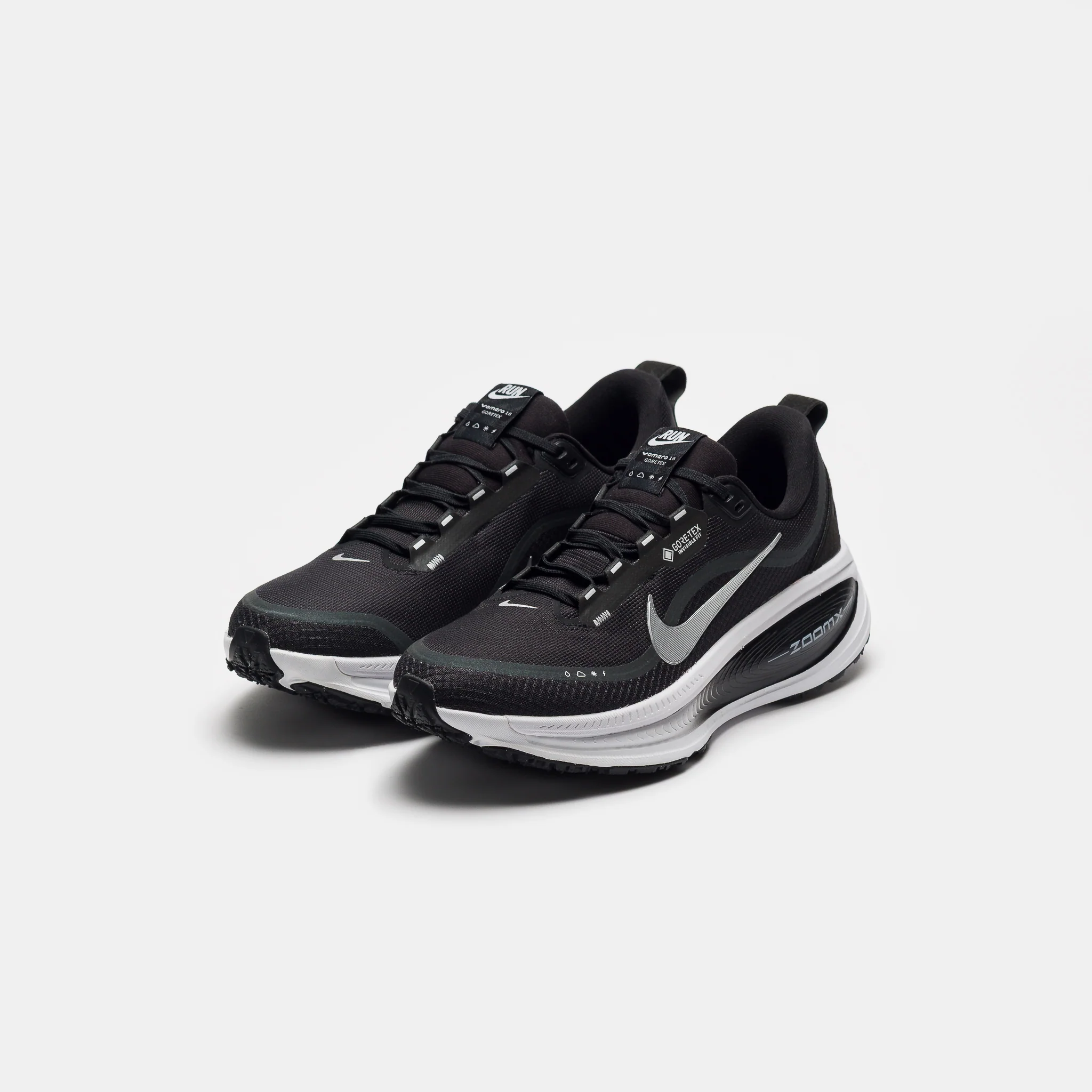 Vomero 18 Gore-Tex Sneaker in Black/Metallic Silver/Anthracite/White - Image 3
