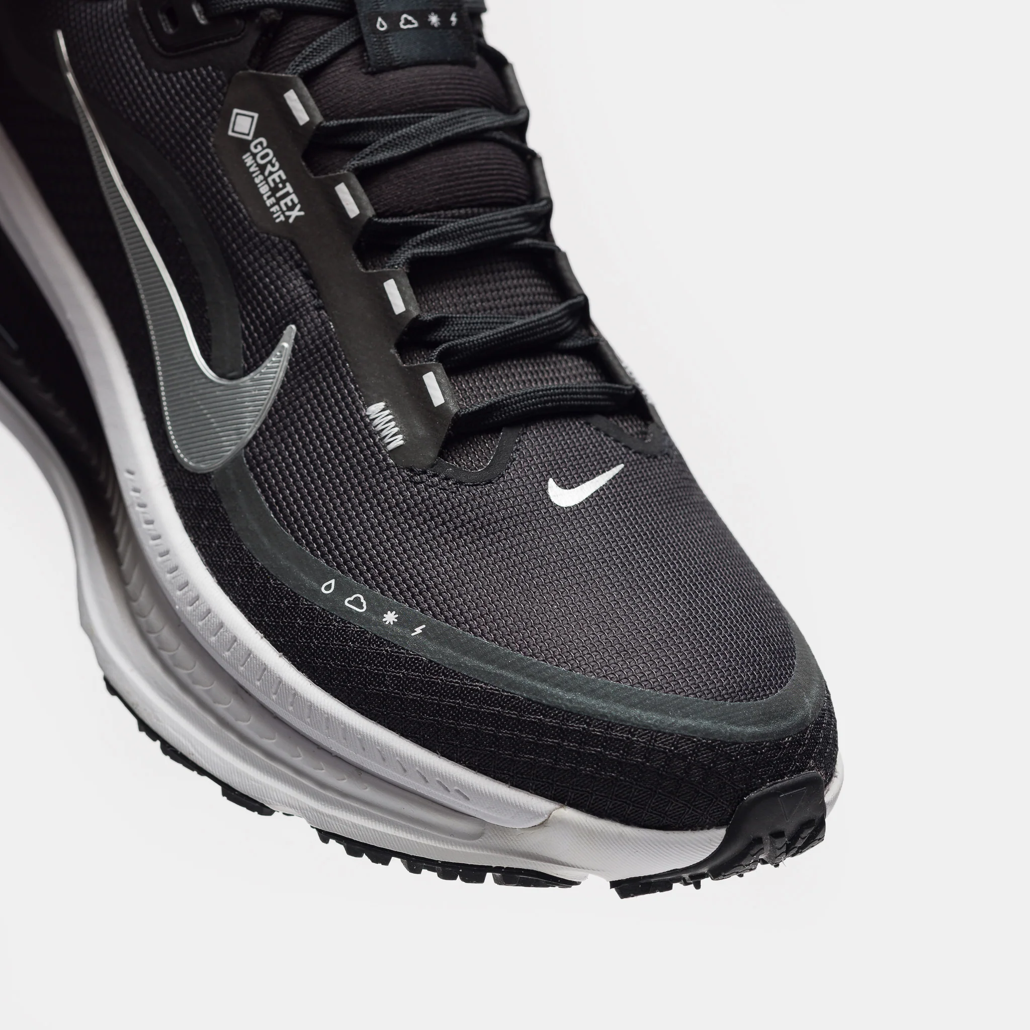 Vomero 18 Gore-Tex Sneaker in Black/Metallic Silver/Anthracite/White - Image 6
