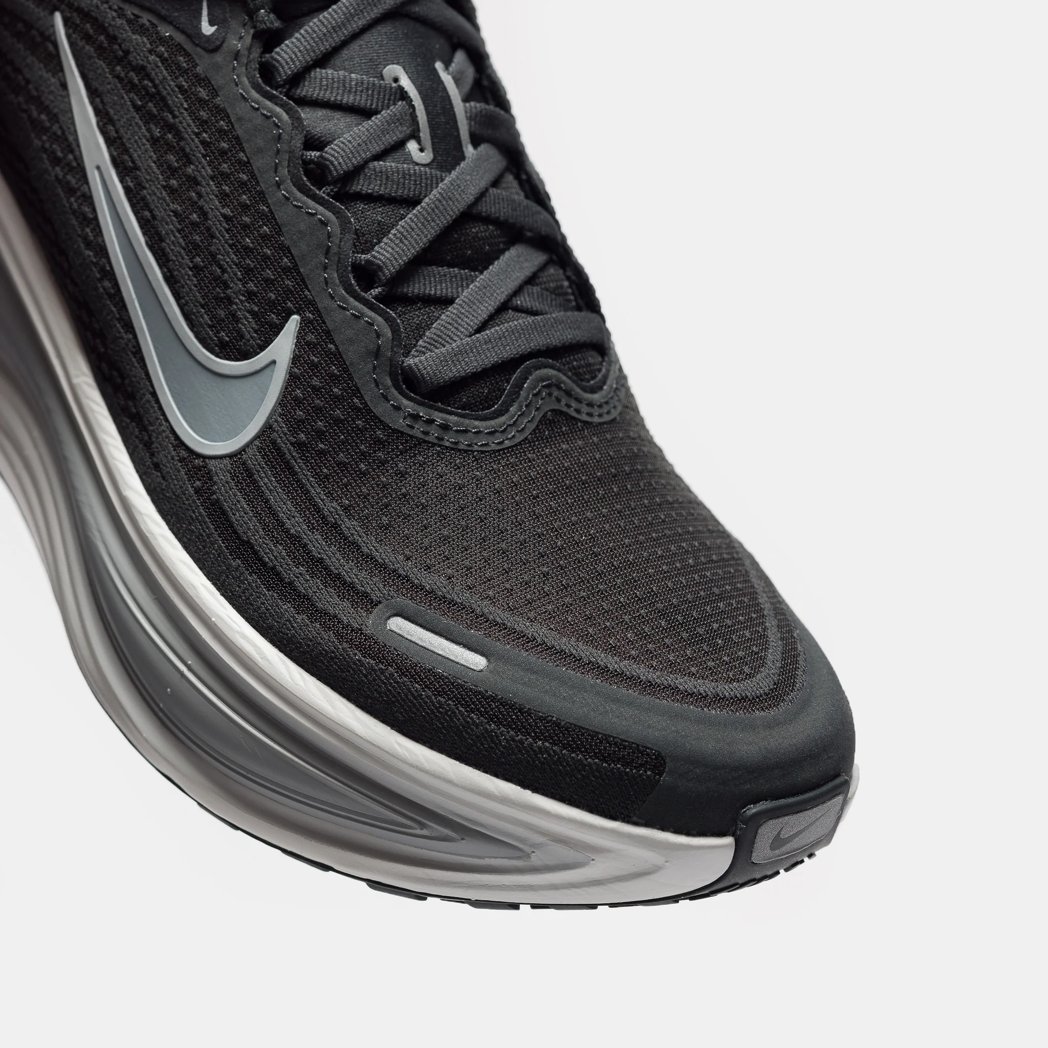 Vomero Plus Sneaker in Anthracite/Wolf Grey/Summit White - Image 6