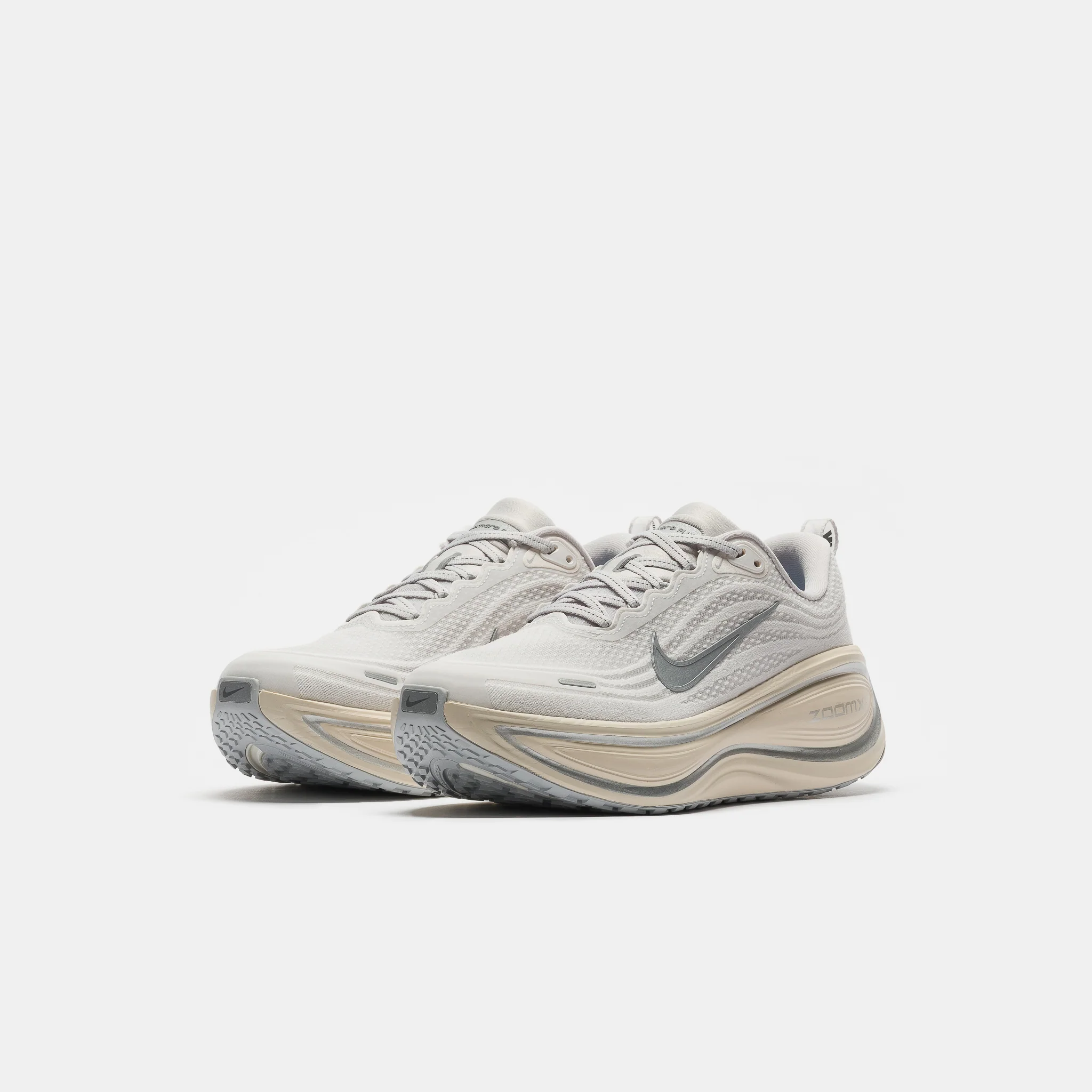 Vomero Plus Sneaker in Platinum Tint/Reflect Silver/Grey Fog - Image 2