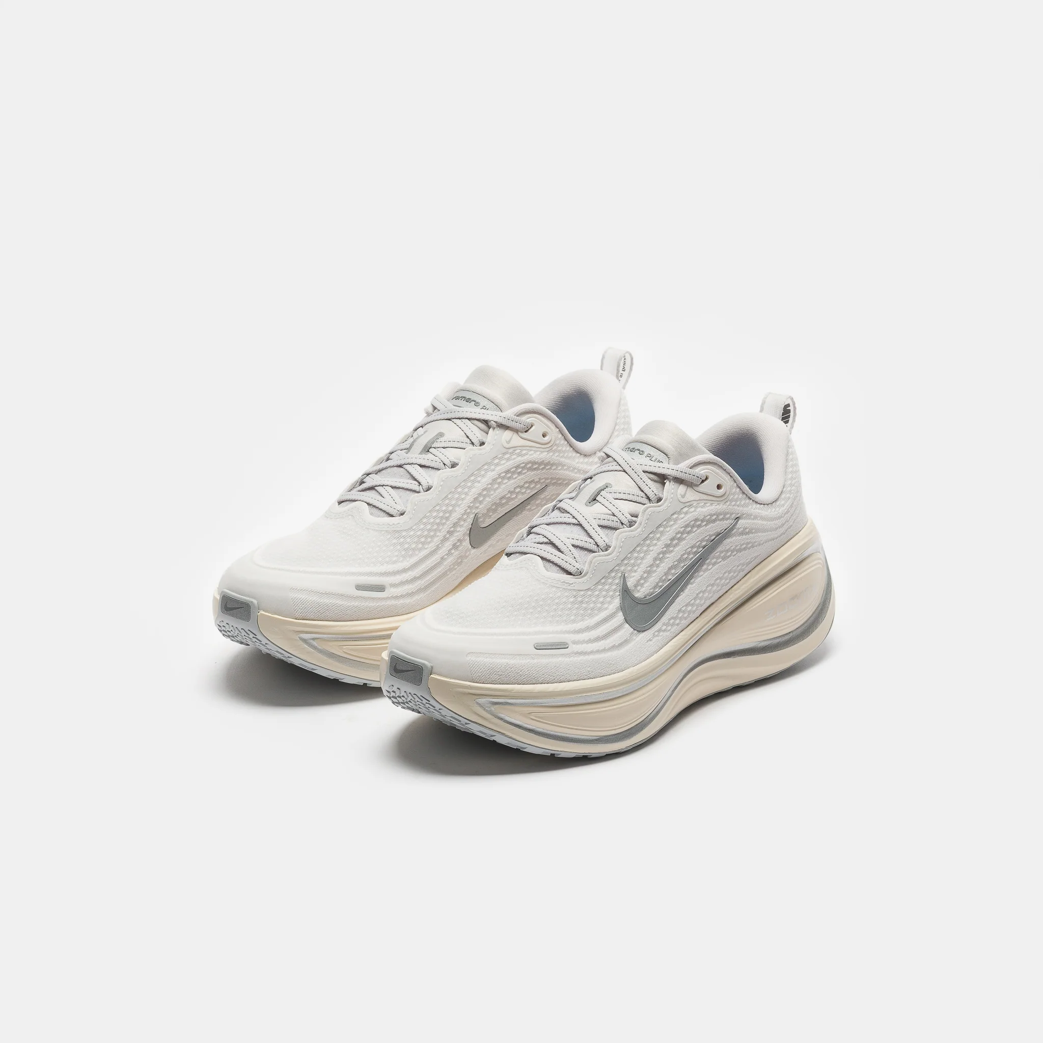 Vomero Plus Sneaker in Platinum Tint/Reflect Silver/Grey Fog - Image 4