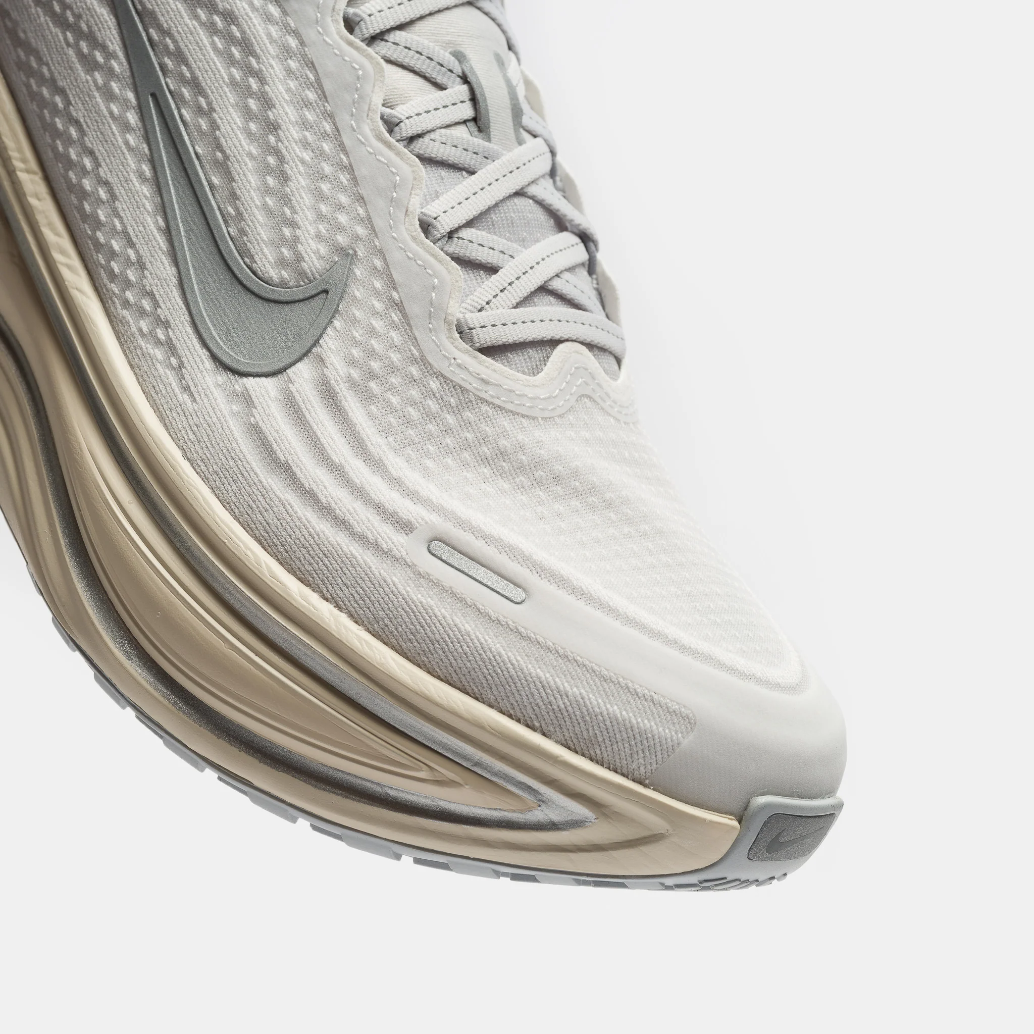 Vomero Plus Sneaker in Platinum Tint/Reflect Silver/Grey Fog - Image 7