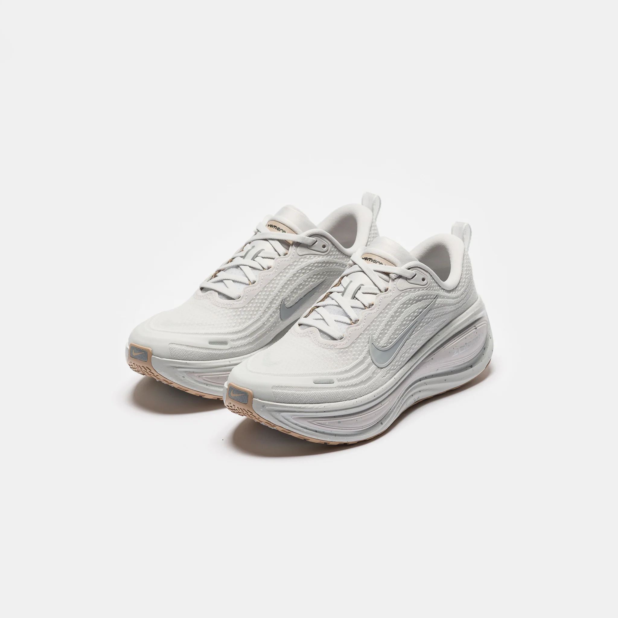 Vomero Plus Sneaker in Vast Grey/Wolf Grey/Off White/Hemp - Image 3