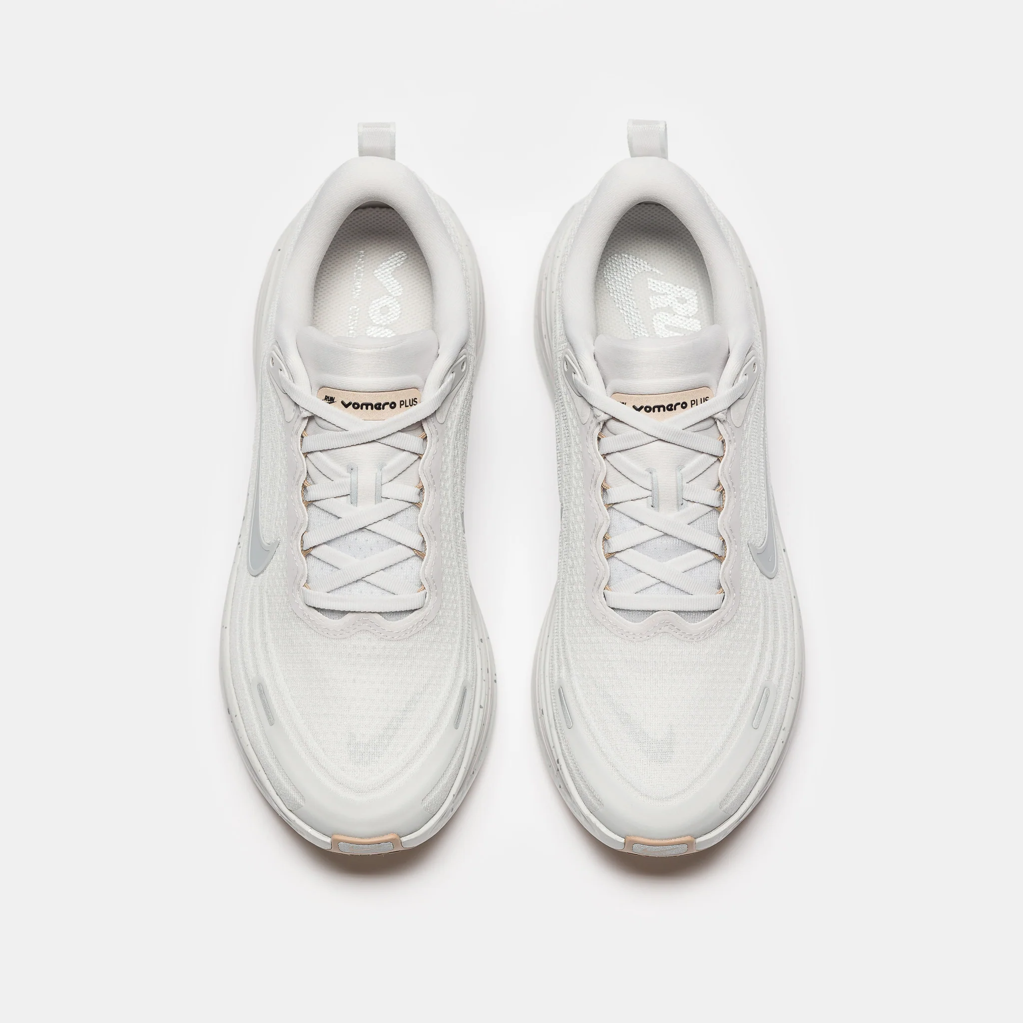 Vomero Plus Sneaker in Vast Grey/Wolf Grey/Off White/Hemp - Image 4