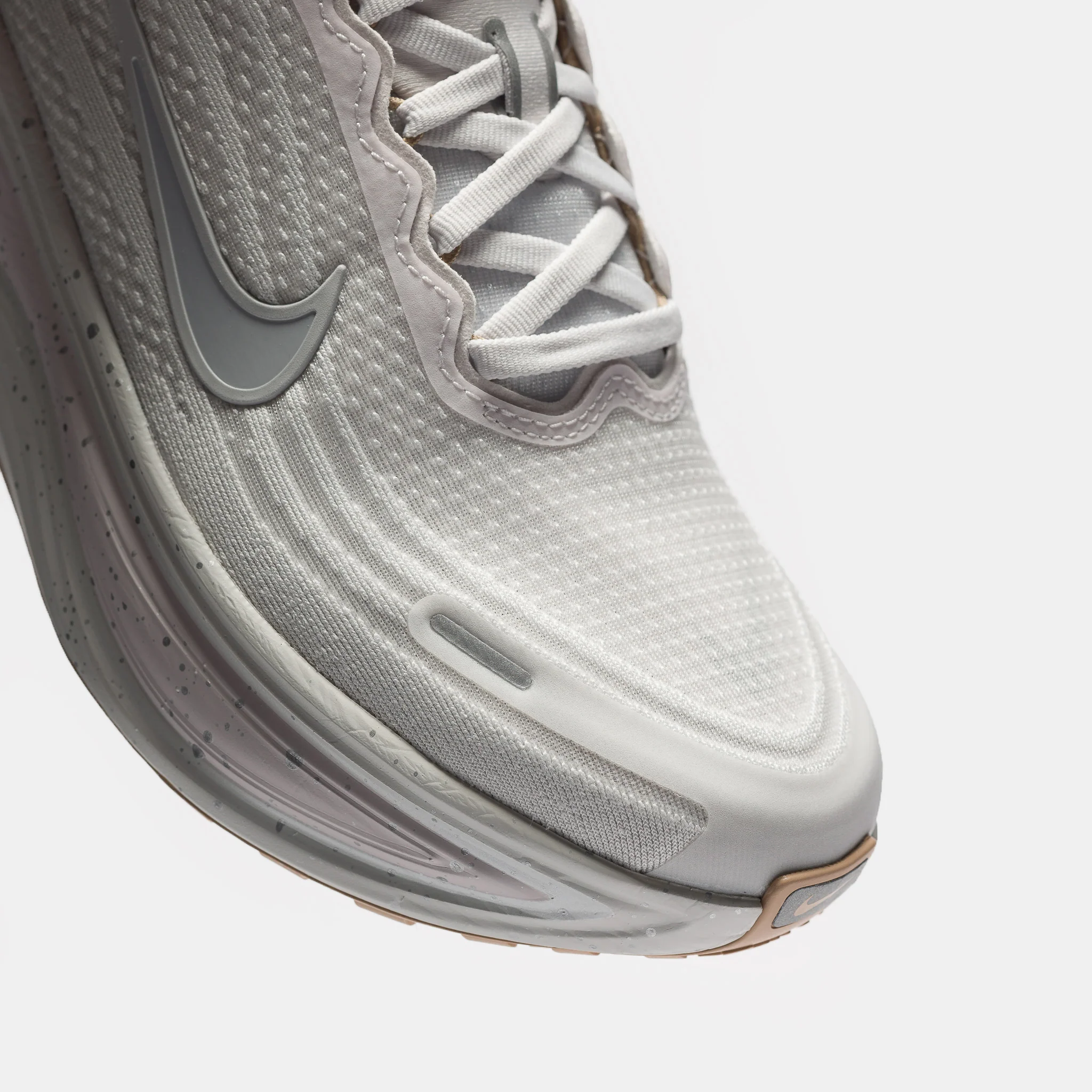 Vomero Plus Sneaker in Vast Grey/Wolf Grey/Off White/Hemp - Image 6